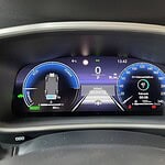 Modernes Fahrzeug-Display mit Geschwindigkeitsmesser und Batteriestatus.