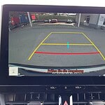 Rückfahrkamera zeigt Parkbereich mit Linien.