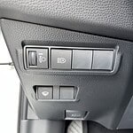 Fahrzeug-Innenraum mit Steuerungsknöpfen und Schaltern.