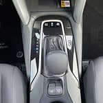 Automatikgetriebe mit Schaltknauf und Bedienelementen.