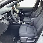 Fahrzeug-Innenraum mit Vordersitzen und Lenkrad.