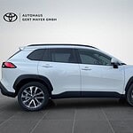 Weißes SUV im Showroom mit Logo des Autohauses.