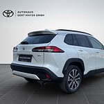 Weißer Toyota RAV4 Hybrid in Autohandel Showroom.