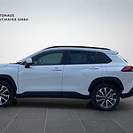 Weißes SUV im Showroom mit Gert Mayer Logo.