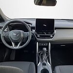 Innenansicht eines Fahrzeugcockpits mit digitalem Display.