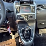 Fahrzeug-Innenraum mit Schaltknüppel und Armaturenbrett.