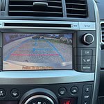 Rückfahrkamera zeigt Parkplatz mit Linienführung.
