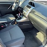 Fahrzeug-Innenraum mit Schaltknüppel und Armaturenbrett.