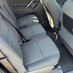 Fahrzeug-Innenraum mit Rücksitzen und Fußmatten.