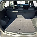 Leerer Kofferraum eines Autos, Blick von hinten.