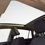 Innenraum eines Autos mit offenem Panoramadach.