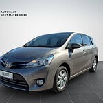 Toyota Verso in Silber vor weißer Wand im Autohaus.