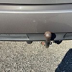 Auto mit Anhängerkupplung an der Heckseite.