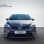 Vorderansicht eines blauen Toyota Verso in der Ausstellungshalle.