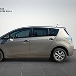 Silbernes Kompaktfahrzeug im Autohaus Gert Mayer GmbH.