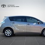 Silbernes Auto im Autohaus Gert Mayer GmbH.