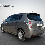 Toyota Verso in grau auf Parkplatz vor Autohaus.