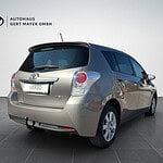 Toyota Verso in silber vor weißer Wand im Autohaus.