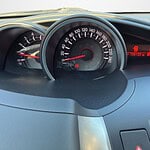 Fahrzeuginstrumente mit Tachometer und Digitalanzeige.